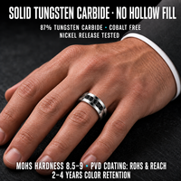 Bague de mariage pour homme en tungstène argenté 8 mm, finition PVD blanche polie, bord biseauté, saphir noir en canal, logo personnalisé