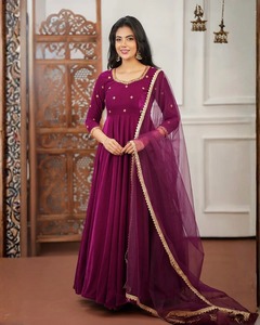 Robe de soirée magnifique de style indien et pakistanais, en tissu velours, avec broderies, pour les occasions spéciales, les mariages, vêtements traditionnels pour femmes - Product Image 1