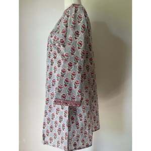 Colección de Blusas Modestas con Cuello Mandarín, Tejido Gris Estampado a Mano, Transpirable, para Uso Diario Informal - Product Image 3