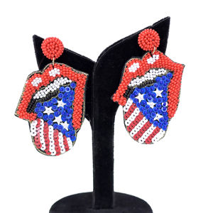 Boucles d'oreilles tendance en verre artisanal perlé, motif lèvres patriotiques, perles rouges, blanches et bleues, bijoux fantaisie pour femme, idéal pour les jours de match, fabriqué aux États-Unis - Product Image 1