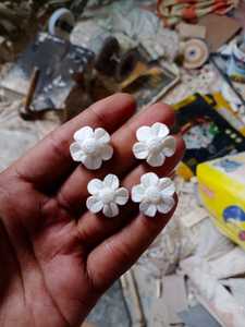 Fleurs de perles d'os sculptées à la main sur mesure avec des sculptures complexes idéales pour une utilisation par les créateurs de bijoux et les magasins de perles - Product Image 6