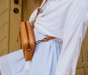 กระเป๋าพาดลำตัวหนังแท้สำหรับผู้หญิงสไตล์ตะวันตกอุปกรณ์ตกแต่งลายดอกไม้สลักโลโก้ตามสั่งสำหรับงานแต่งงาน - Product Image 2