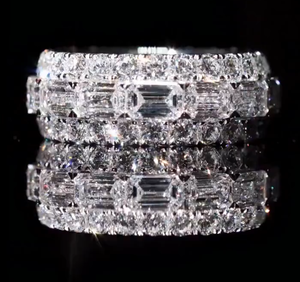 Anillo de Eternidad de Lujo para Mujer, Plata 925 con Moissanita, Corte Esmeralda, Engaste en Canal, Diseño Geométrico, para Bodas - Product Image 1