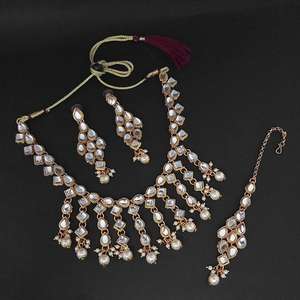 Ensemble de bijoux fins vintage Kriaa pour dames Kundan blanc plaqué or et collier de perles avec diamant Maang Tikka-1107981 - Product Image 1