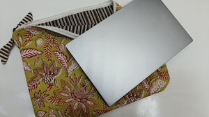 เคสป้องกันแขนแล็ปท็อปหรูหราผ้าฝ้ายพิมพ์ลายดอกไม้สีเหลืองมัสตาร์ดทำด้วยมือสำหรับ iPad ธุรกิจวินเทจ - Product Image 4