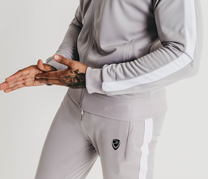 เสื้อฮู้ดซิปสีเทาอ่อน 100% โพลีเอสเตอร์ สำหรับผู้ชาย ฤดูหนาว พร้อมโลโก้แบบกำหนดเอง ด้วยเทคนิคการย้อมสีแบบเรียบ - Product Image 4