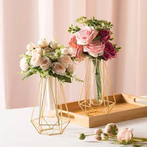 แจกันดอกไม้โลหะตกแต่งเคลือบทอง ของตกแต่งงานแต่งงานสุดหรู ผู้จัดจำหน่ายสินค้าตกแต่งจำนวนมาก เป็นมิตรกับสิ่งแวดล้อม ของตกแต่งบนโต๊ะ ของตกแต่งบ้าน Zahid Exports - Product Image 3