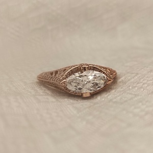 Anillo de compromiso clásico con halo de flores y diamante cultivado en laboratorio con certificación IGI VVS, chapado en oro de 14 quilates para mujer - Product Image 1