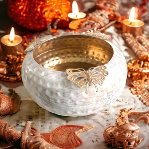 Bol décoratif en métal martelé de designer avec accent papillon Idéal pour la table à manger, le salon et la mise en place de fêtes en provenance d'Inde - Product Image 2