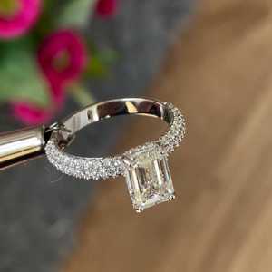 Anillo de Compromiso con Diamante Cultivado en Laboratorio de 2.50 Quilates con Halo Oculto y Certificado IGI en Oro Blanco - Product Image 1
