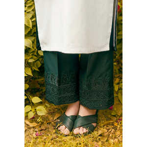 เสื้อเบลาส์และเสื้อเชิ้ตผู้หญิงสีพื้นเรียบหรู - Product Image 1