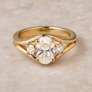 8x10mm ovale coupe blanc CZ trois pierres bague de fiançailles avec des pierres latérales rondes or tige fendue bande bijoux de mariage de mariée - Product Image 1