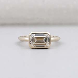 Bague de fiançailles en émeraude taillée en diamant cultivé en laboratoire East West, certifiée IGI, bijoux de mariage élégants - Product Image 1