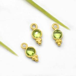 Pendentif en quartz péridot serti, fait à la main, plaqué or, petit charme rond facetté, cadeau pour l'amour, vendu à l'unité - Product Image 2