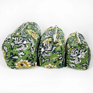 Ensemble de 3 trousses de toilette de voyage grandes en coton matelassé à motif floral vert vintage, écologiques et résistantes à l'eau, avec fermeture éclair jaune - Product Image 4