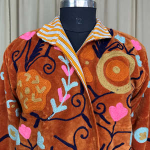 เสื้อแจ็คเก็ตกำมะหยี่สีน้ำตาลปักลายดอกไม้สไตล์โบฮีเมียนย้อนยุค ไซส์ฟรี XL ปักมือ  แบบเปิดด้านหน้า  เสื้อคลุมและเสื้อคลุมสำหรับฤดูหนาว - Product Image 3