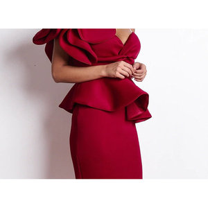 Robe asymétrique à une épaule Crimson Royale, silhouette crayon, écologique, en tissu satiné - Product Image 4