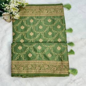 Sari de Seda Satén Premium VASTRA COTTAGE con Motivos de Jaal Tejidos en Zari Dorado, Borde Floral en Zari, Pallu en Zari Rico y Borlas Elegantes - Product Image 3