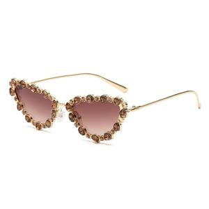 Gafas de sol de lujo de metal y cristal que marcan una impresión duradera, el cristal reflectante añade dramatismo y estilo a los atuendos de fiesta. - Product Image 6