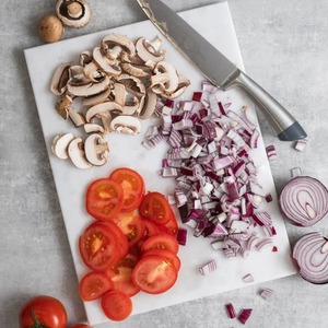Planche à découper blanche de base idéale pour hacher les légumes Dalle de cuisine élégante et robuste pour la préparation des aliments et la cuisson - Product Image 1