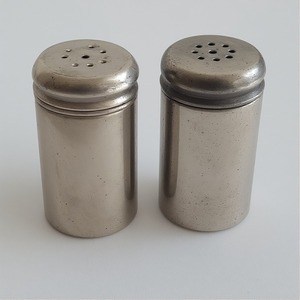 Molinillo de sal y pimienta de madera hecho a mano con acabado de pátina ennegrecida hecho artesanalmente que ofrece acento decorativo para comedor - Product Image 1