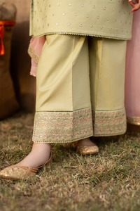 Salwar Kameez pakistanais haut de gamme pour filles, orné, en tissu acrylique, pour les cérémonies de mariage, l'Aïd et les anniversaires. - Product Image 3