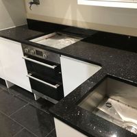 Grandes dalles de granit indien Black Galaxy polies, modernes et écologiques, comptoirs avec paillettes dorées, revêtements de sol pour villas, hôtels, salles à manger et intérieurs.