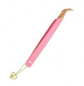 Pince à cils en acier rose en forme de L, pointe dorée rose, charme en forme de cœur, pointe dentelée et lisse, textures antistatiques, outil durable pour les cils volumineux - Product Image 1