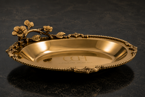 Bol de service décoratif en or luxueux avec poignée sculptée en forme de fleur |   Bol à fruits et centre de table en métal de qualité supérieure - Product Image 4