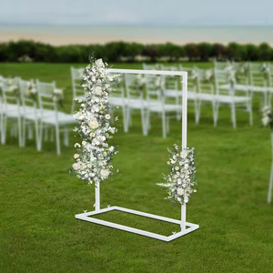 Soporte para letrero de boda de hierro rústico en acabado antiguo blanco para uso en celebraciones al aire libre - Product Image 1