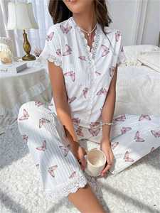 Conjunto de pijamas de mujer con estampado de logotipo personalizado OEM, pijamas holgados de manga corta y pantalones largos con cuello en V de encaje en contraste, ropa cómoda para el hogar - Product Image 4