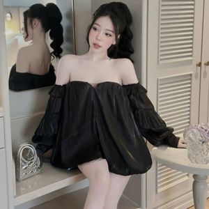 Robe élégante au-dessus du genou Matériaux luxueux et touches féminines pour un look époustouflant pour les célébrations - Product Image 2