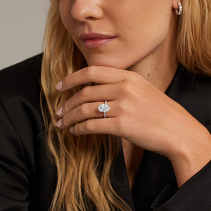 Elegante anillo de compromiso de oro con diamantes cultivados en laboratorio para mujer Diseño de Halo oculto brillante Lujo 14K 18K Fiestas DE BODA nupciales - Product Image 2