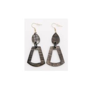 Vente en gros de boucles d'oreilles en laiton et corne de buffle de qualité supérieure pour femmes bijoux tendance disponibles au prix de gros - Product Image 4