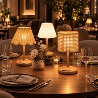 Lampe de table sans fil rechargeable avec abat-jour en rotin naturel et finition imitation bois pour restaurants et hôtels