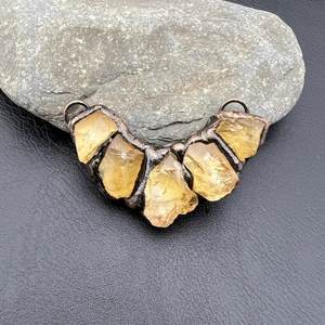 Colgante de Citrino Amatista en Bruto Chapado en Bronce, Piedra Natural, Colgante de Cristal Boho, Amuleto de Piedra Preciosa Hecho a Mano para la Fabricación de Joyas - Product Image 4