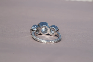 Voici la superbe bague solitaire en or blanc 14kt cultivé en laboratoire à trois pierres coupe rose pour femme élégance de créateur avec clarté VS - Product Image 3