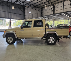 Toyota Land Cruiser 2021 Usada en Excelentes Condiciones, Doble Cabina, 6x6, Volante a la Derecha/Izquierda - Product Image 2