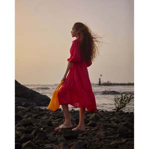 Robe Élégante Femme Dahlia, Décontractée pour Fête, Design ODM avec Manches Bouffantes, Taille Empire XS, Col Carré Respirant, MOQ 2 pièces - Product Image 3