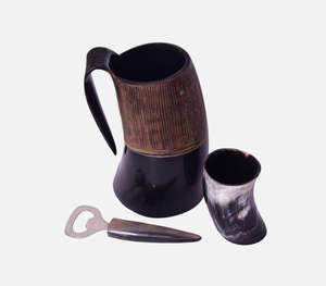 Ensemble de barware viking authentique en corne, fait main, trois pièces, comprenant un grand mug à bière avec une texture verticale sculptée à la main - Product Image 1