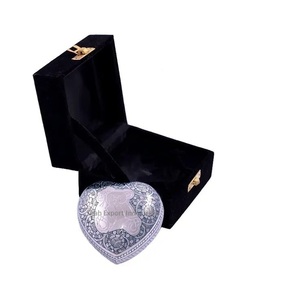 Fabricant et exportateur d'urne souvenir coeur en laiton dans une boîte en velours à vendre produit urnes de crémation en métal à vendre - Product Image 1