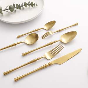 Juego de cubiertos de metal con mango largo para un agarre fácil y un aspecto moderno, perfecto para experiencias gastronómicas elegantes en el hogar. - Product Image 2