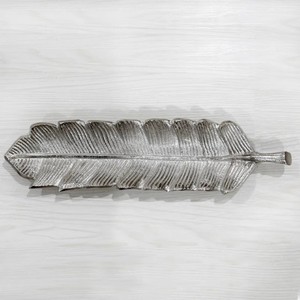 Le plateau de service Dewees fabriqué en aluminium avec une texture est en forme de plume et peut être utilisé pour servir des aliments - Product Image 2