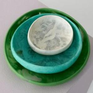 Bol élégant en résine avec un design multicolore intégré adapté à une œuvre d'art décorative et à un présentoir de cuisine élégant - Product Image 3