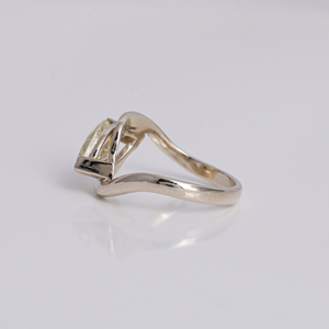 Elegante anillo de bodas de oro macizo de 18 quilates con corte Marquesa amarillo diamante cultivado en laboratorio pavé ajuste diseño moderno estilo clásico - Product Image 4