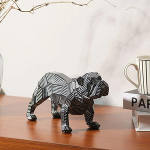 Sculpture de pièce maîtresse de chien noir en résine pour affichage de table basse et accent décoratif d'intérieur de maison moderne et élégant - Product Image 4