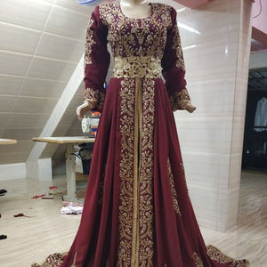 DESIGN TENDANCE avec BRODERIE DABKA GOLD sur ROBE CAFTAN avec VERRE CRISTAL BEADSSTONE LIN & SOIE VERSION 2023 - Product Image 1