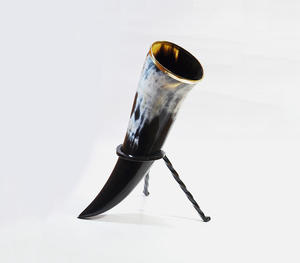 Authentique corne à boire viking artisanale avec élégant bord en laiton doré et support robuste en fer forgé, finition traditionnelle polie - Product Image 2