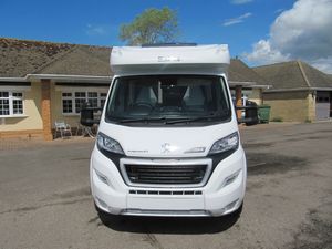 Camping-car de luxe Autoquest 194 d'occasion pas cher, modèle 2023, Euro 5, 4-6 passagers, blanc, pour le camping - Product Image 4