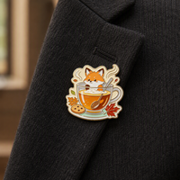Broche personnalisée en émail motif tasse de thé et feuille d'érable d'automne pour costume, blazer, cadeau